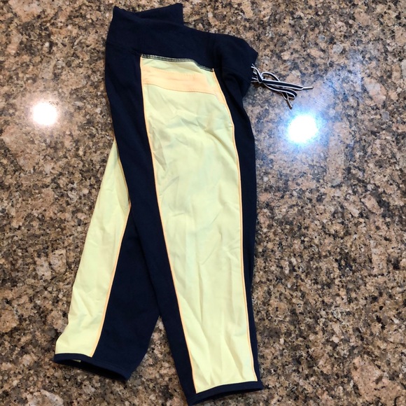 Lululemon heat it up crop size 4 - Picture 3 of 8